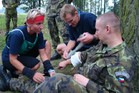 Družstvo vězeňské služby při ošetřování zraněného