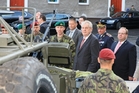 Prezident s doprovodem si prohlíží výzbroj pluku