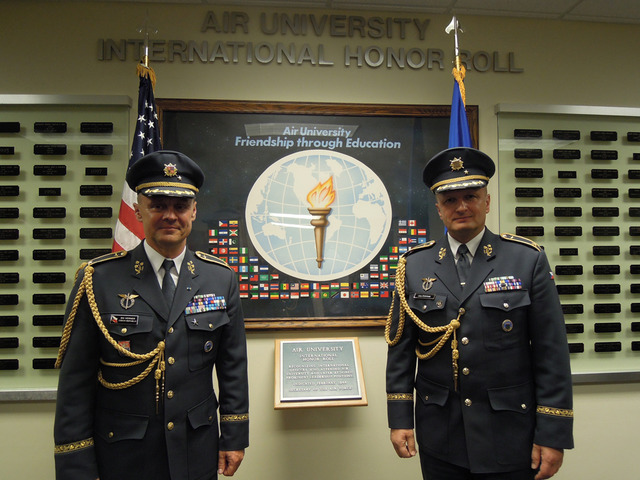 Brig. gen. Libor Štefánik a brig. gen. Jiří Verner v Síni slávy Letecké univerzity USAF
