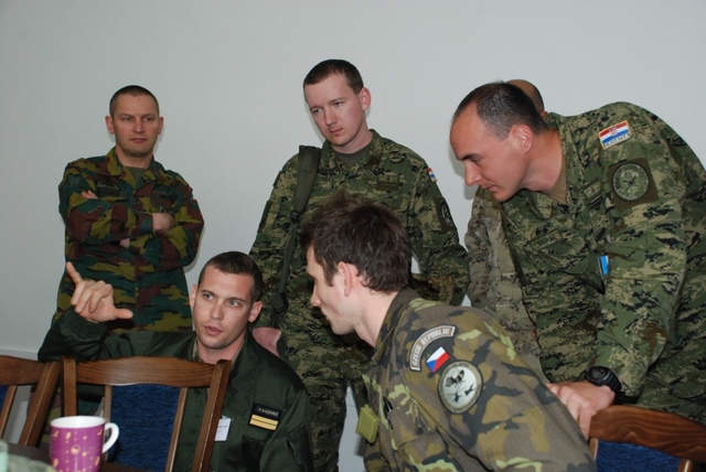  Nadporučík Martin Škvařil seznamuje zahraniční účastníky s možnostmi základny v oblasti logistického zabezpečení