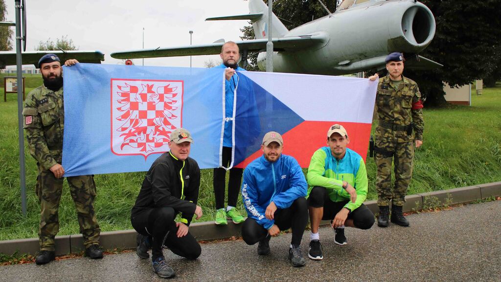  Orzanizátor běhu praporčik Pavel Eigl a kolegové z 22. základny vrtulníkového letectva