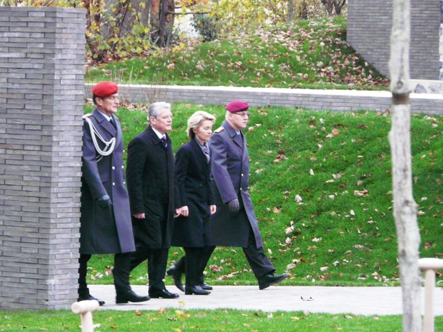 Po slavnostní ceremonii prezident SRN a ministryně obrany SRN společně prošli celý památeční areál