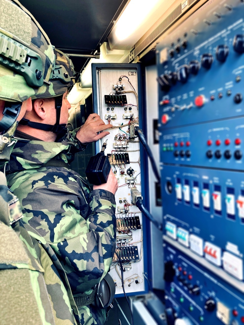 Technici při opravě nefunkční radiolokační techniky