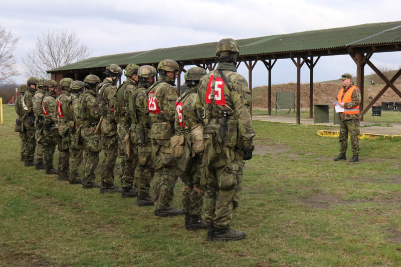 Jedna z disciplín výběrového řízení k průzkumným týmům 4. brn proběhla na pěchotní střelnici Vršovice u Loun