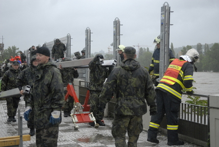 Foto a video: Vojáci v Praze budují protipovodňové hráze