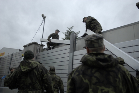 Protipovodňové zátarasy v Praze pomáhají stavět i vojáci