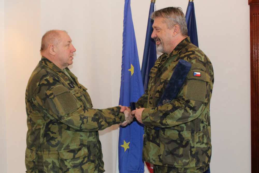Armádní generál Aleš Opata ocenil rotmistra Jozefa Jakaba