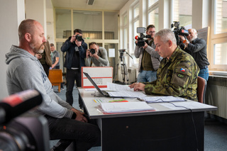 Na dalším stanovišti se procházejí osobní údaje včetně dotazníku, kde se například zjišťuje, zda občan studuje školu, jaké má vzdělání, jestli umí cizí jazyk nebo plavat.