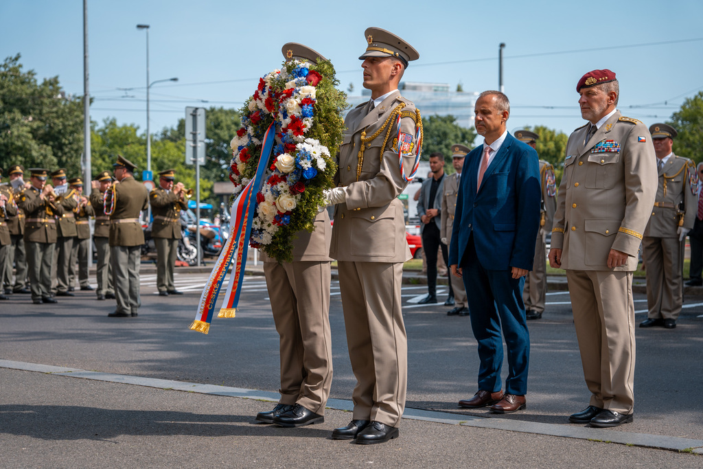 Pietní aktu se zúčastnili 1. náměstek ministryně obrany František Šulc a zástupce náčelníka Generálního štábu AČR - náčelník štábu generálporučík Miroslav Hlaváč