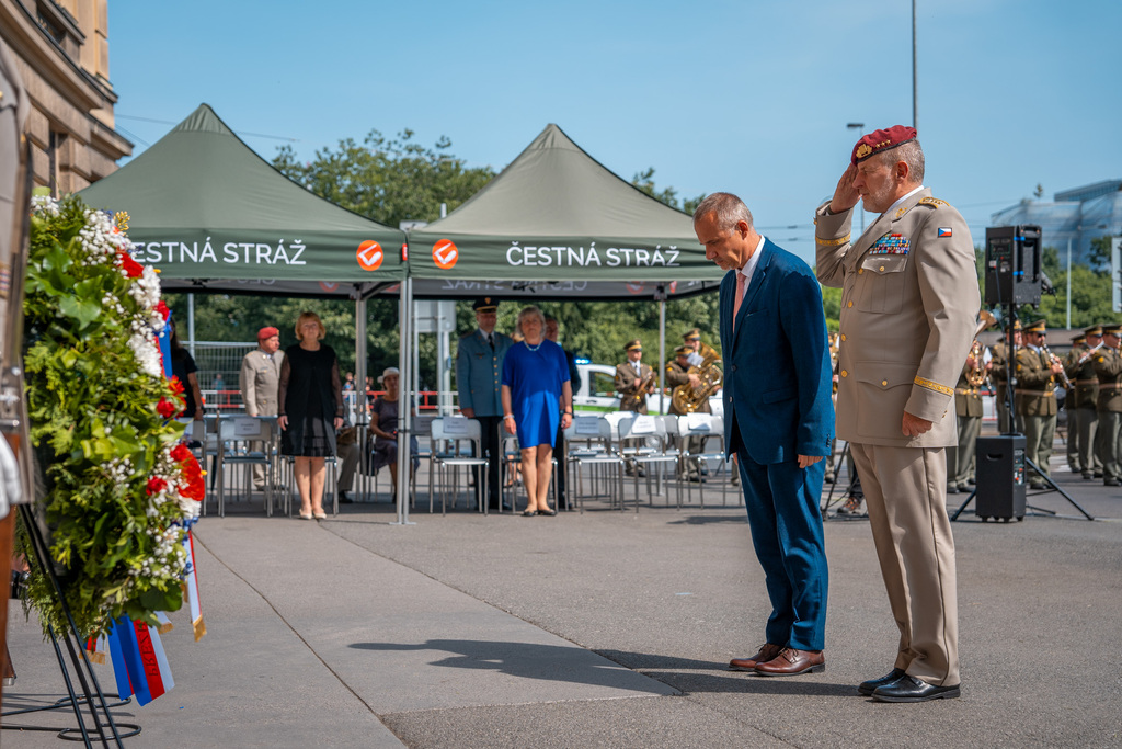 Pietní aktu se zúčastnili 1. náměstek ministryně obrany František Šulc a zástupce náčelníka Generálního štábu AČR - náčelník štábu generálporučík Miroslav Hlaváč