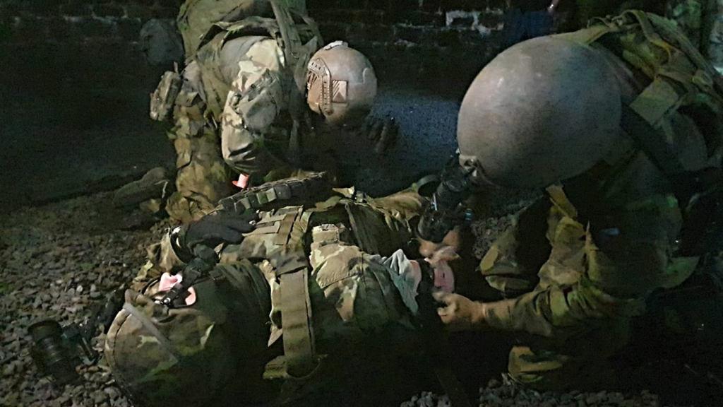  Trénink ošetření zraněného s přístroji nočního vidění