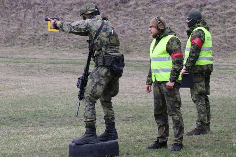 Účastníci museli zvládnout úkoly na střelnici v časovém limitu do 4 minut a 30 vteřin