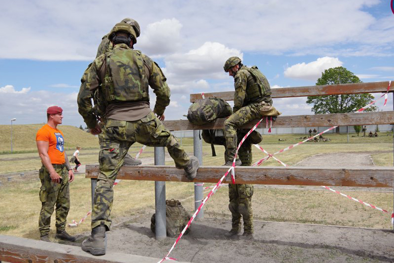  Překážková dráha NATO v plné výstroji a se zátěží