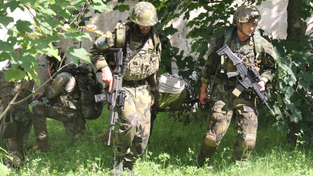  Transport zraněného v rámci výcviku combat life saver