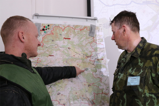 Nadporučík Vlastimil Vašina (vlevo) a podplukovník Petr Hlaváček z Centra přípravy do zahraničních operací při certifikačním cvičení Shield 1/2019 ve VVP Hradiště