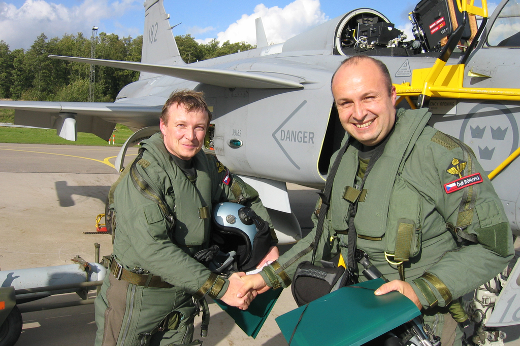 Historicky první sólové lety na jednomístném Gripenu provedli 6. října 2004 podplukovník Michael Borůvka (vpravo) a podplukovník Petr Mikulenka (vlevo)