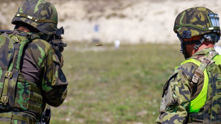 Střelba pod dohledem střeleckých instruktorů 