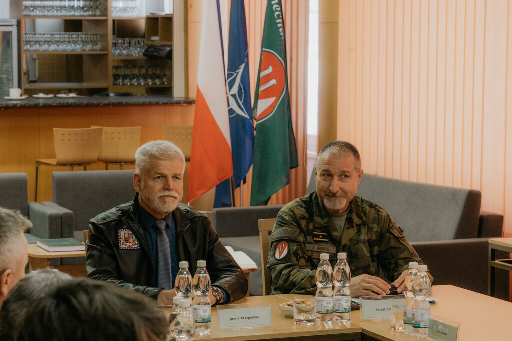 Prezident republiky se setkal s vojáky těžké brigády v Přáslavicích