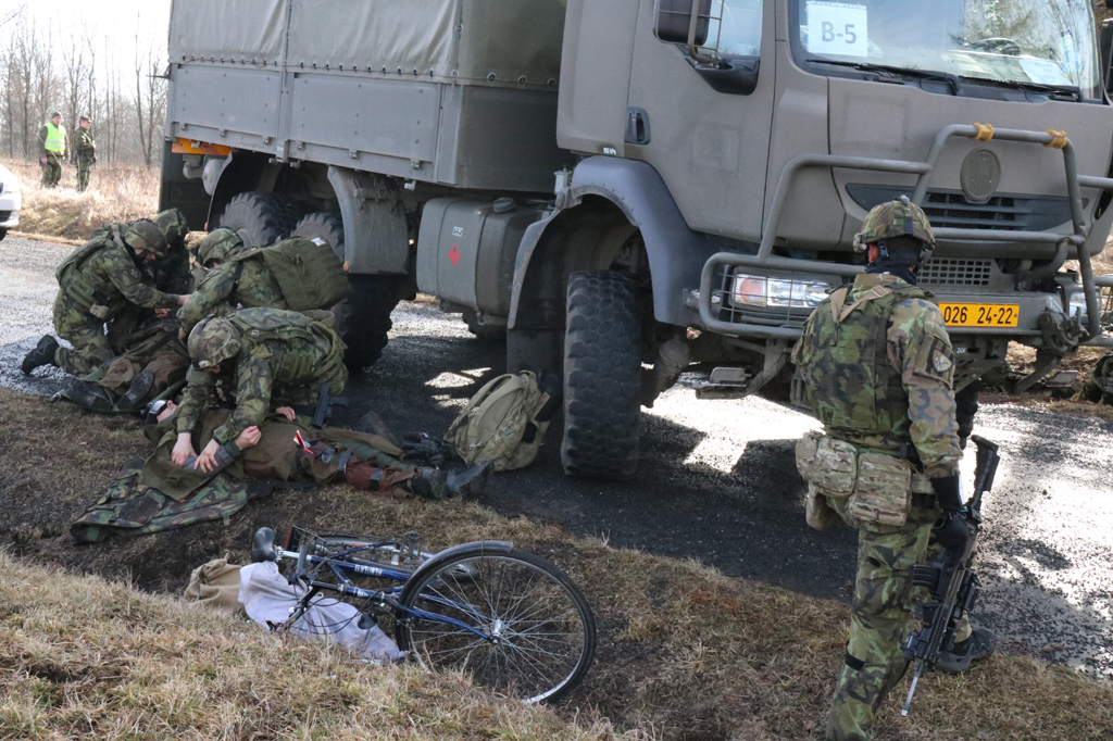 Na místě incidentu musí vojáci raněným poskytnout první pomoc a zajistit životní funkce