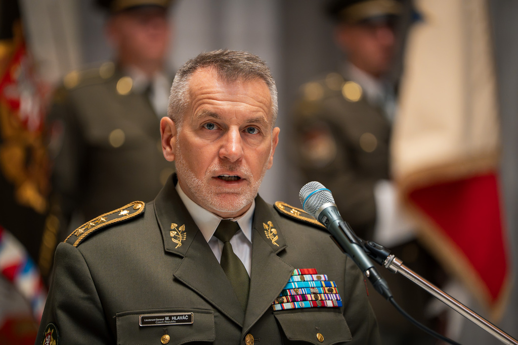 Generál Miroslav Hlaváč jmenoval nové plukovníky a předal čestné odznaky