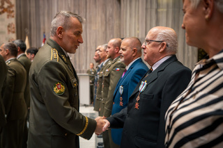 Generál Miroslav Hlaváč jmenoval nové plukovníky a předal čestné odznaky