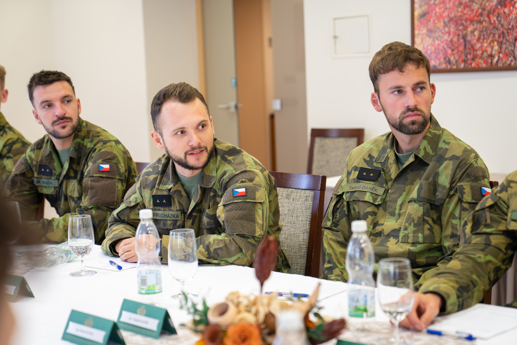 Náčelník Generálního štábu se sešel s mladými důstojníky, mluvilo se o prioritách velení i budoucnosti AČR