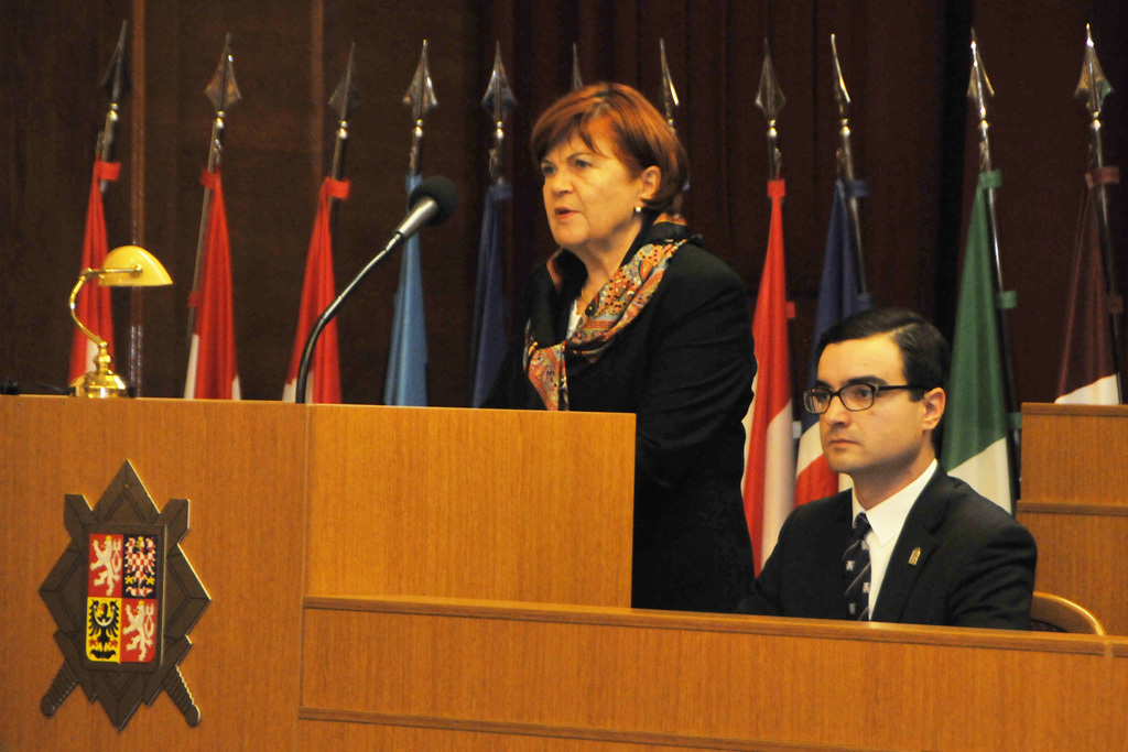 Zuzana Baudyšová, členka Výboru pro vzdělávání, vědu, kulturu, lidská práva a petice Senátu PČR při projevu