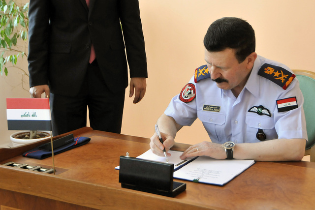 Z podpisu technického ujednání - velitel vzdušných sil Iráku