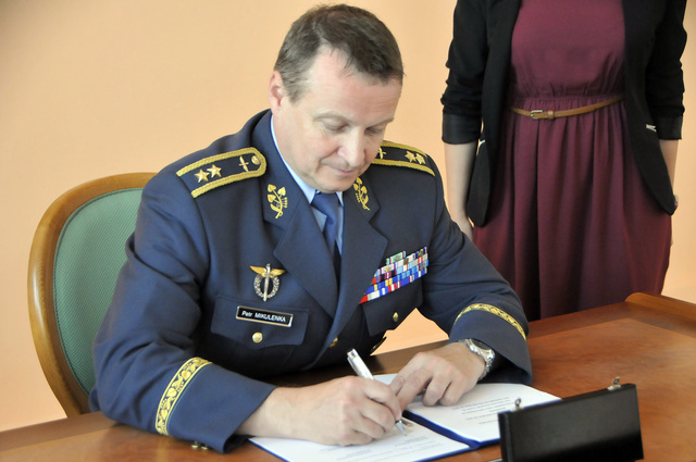 Zástupce náčelníka Generálního štábu – ředitel SOC MO generálmajor Petr Mikulenka podepisoval ujednání za českou stranu