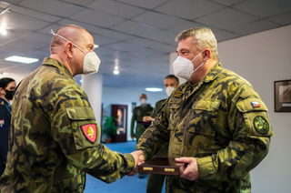 Armádní generál Aleš Opata ocenil plaketou za záchranu života záložníka poručíka Jiřího Pavlovského