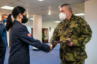 Armádní generál Aleš Opata ocenil plaketou za záchranu života podplukovnici Veroniku Poláčkovou