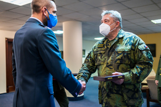 Armádní generál Aleš Opata ocenil plaketou za záchranu života praporčíka Jana Dytrycha 
