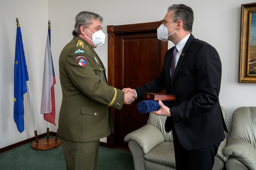 Armádní generál Aleš Opata ocenil generálního ředitele Jana Duspěvu čestným odznakem AČR Za zásluhy III. stupně.