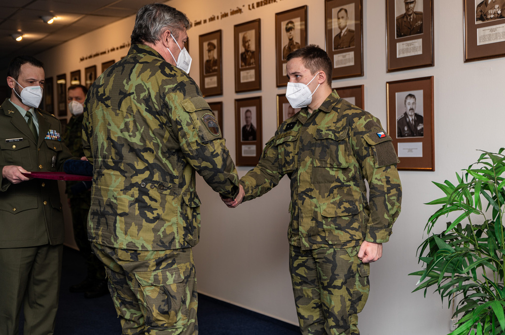 Armádní generál Aleš Opata ocenil mincí za odzbrojení pachatelky desátníka Karla Sokola