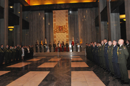Slavnostní nástup se odehrával ve Slavnostní síni Národního památníku na pražském Vítkově