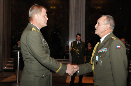 Plukovník Jaromír Durna obdržel za úspěšné splnění úkolů na zahraničním pracovišti Medaili ministra obrany ČR Za službu v zahraničí