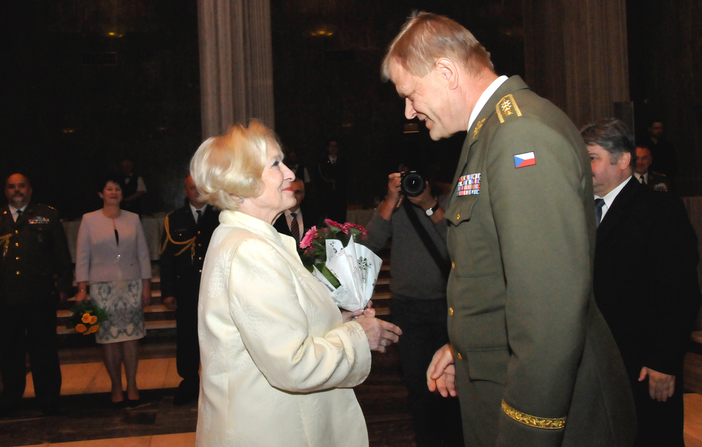 Mezi oceněnými byla také prezidentka hnutí Na vlastních nohách - Stonožka,  paní Běla Gran Jensen, a to za mimořádné zásluhy o rozvoj spolupráce s AČR