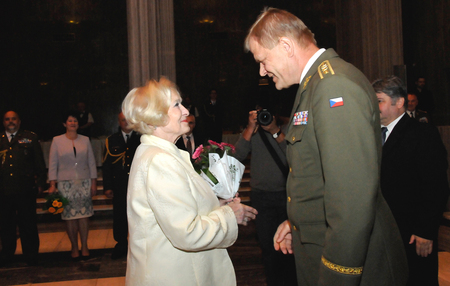 Mezi oceněnými byla také prezidentka hnutí Na vlastních nohách - Stonožka,  paní Běla Gran Jensen, a to za mimořádné zásluhy o rozvoj spolupráce s AČR