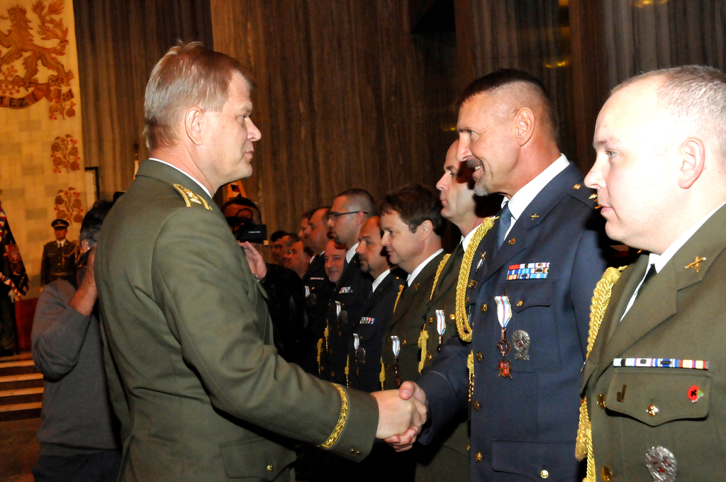 Čestný odznak AČR Za zásluhy převzal také plukovník Peter Smik