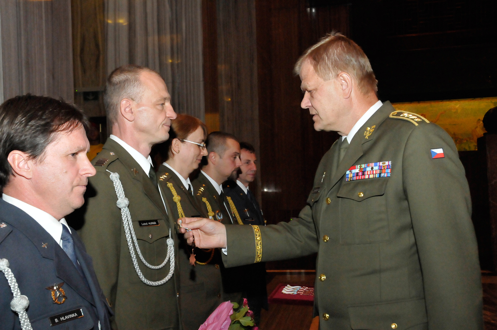 Nadpraporčík Luboš Hurník přebírá ocenění za svou dosavadní práci od armádního generála Josefa Bečváře