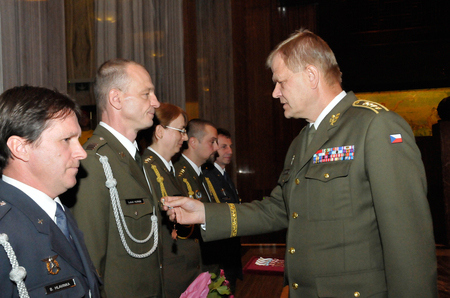Nadpraporčík Luboš Hurník přebírá ocenění za svou dosavadní práci od armádního generála Josefa Bečváře