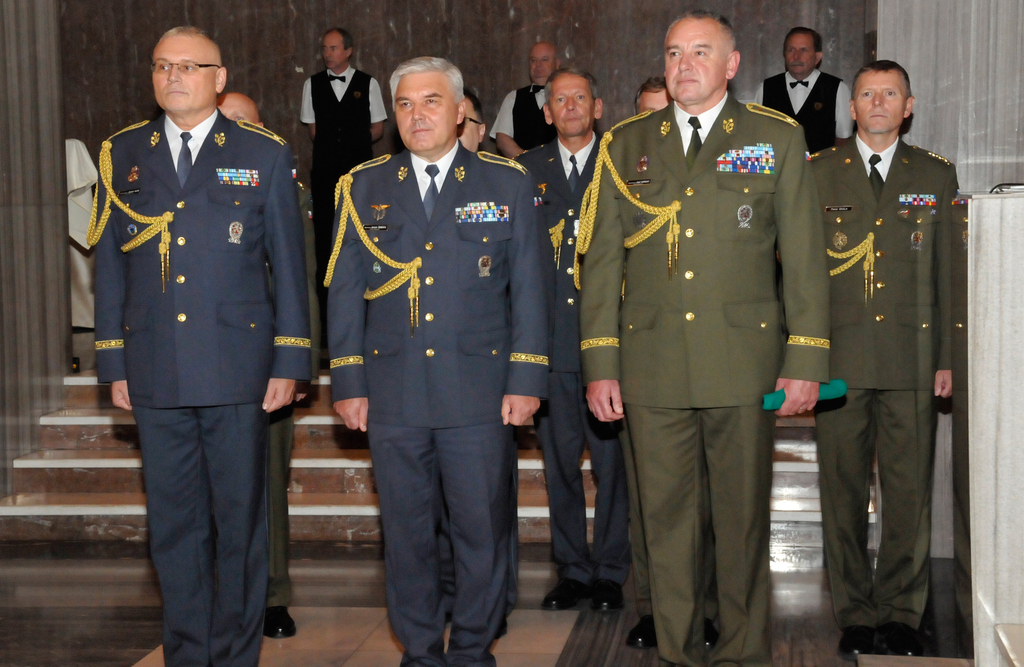 Poblahopřát novým plukovníkům přišli také generálové Jaromír Alan, Jaromír Šebesta a Josef Kopecký