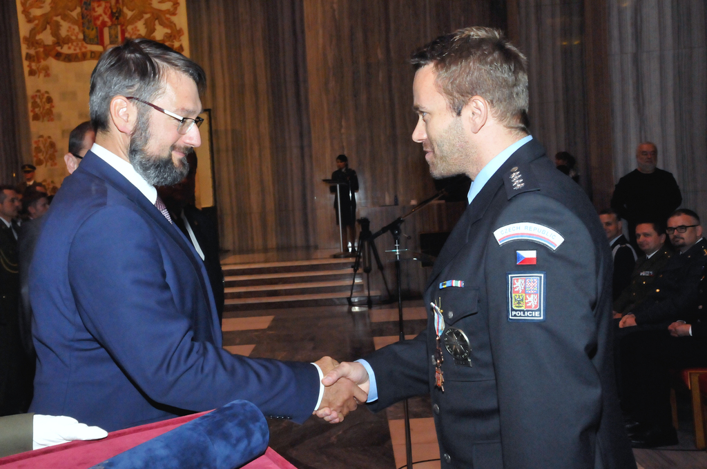 Náměstek ministra obrany Jakub Landovský blahopřeje kapitánu Policie ČR Janu Sajverovi k udělení čestného odznaku