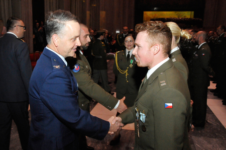 Mezi hosty, kteří přišli poděkovat za úspěšné splnění úkolů v zahraniční misi byl také přidělenec obrany USA v Praze plukovník Mark Wootan
