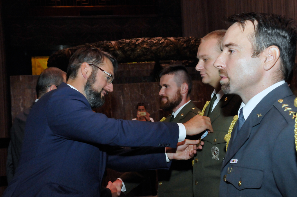 Náměstek Jakub Landovský předává medaili ministra obrany Za službu v zahraničí