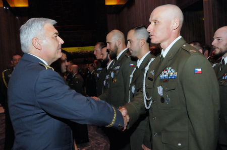 Velitel Vzdušných sil AČR generálmajor Jaromír Šebesta blahopřeje jednomu z vojáků k udělenému vyznamenání