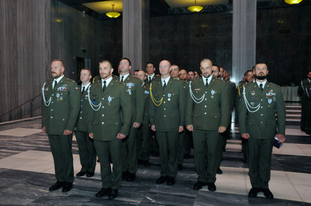 Příslušníci 8.strážní roty AČR, kteří působili na základně Bagrám v dalekém Afghánistánu, přebírají ocenění za vynikající splnění úkolů