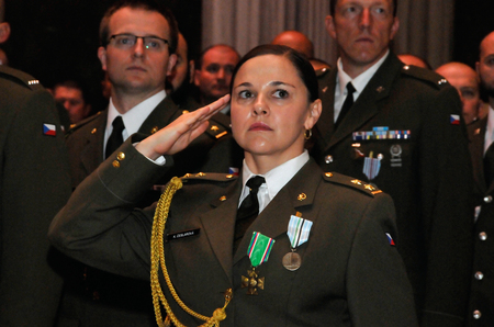 Velitelka polního chirurgického týmu z Afghánistánu podplukovnice Klára Česlarová se svým týmem prodloužila velmi dobrou pověst českých armádních zdravotníků mezi spojenci