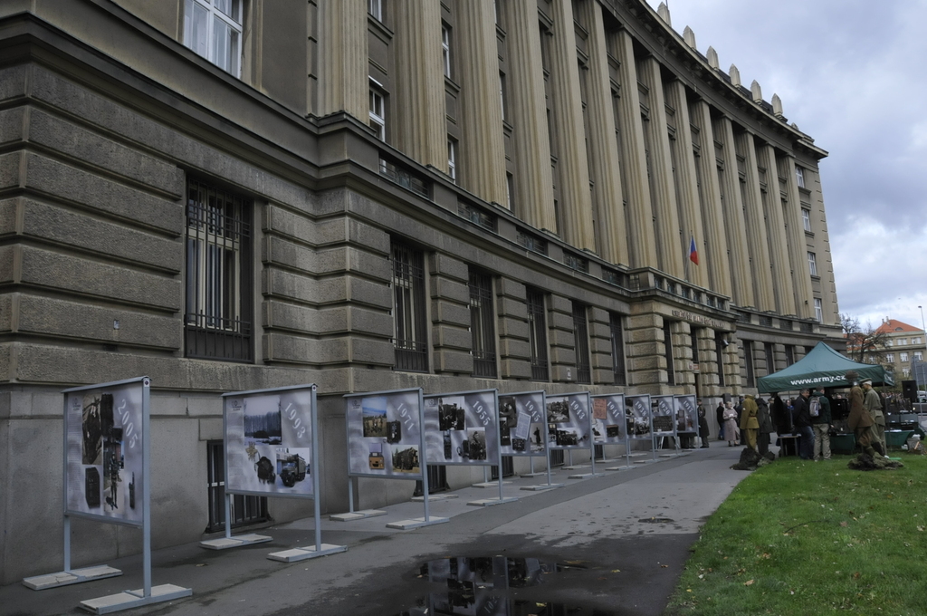 Výstava před Generálním štábem Armády České republiky