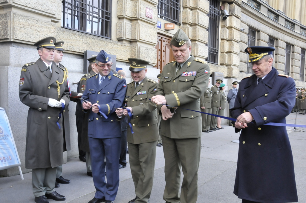 Slavnostní přestřižení pásky a otevření výstavy, která se stala přístupnou pro veřejnost